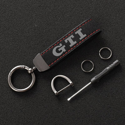 Porte-Clés VW Golf GTI Alcantara Noir Rouge - vue de trois-quarts - Becquet Voiture
