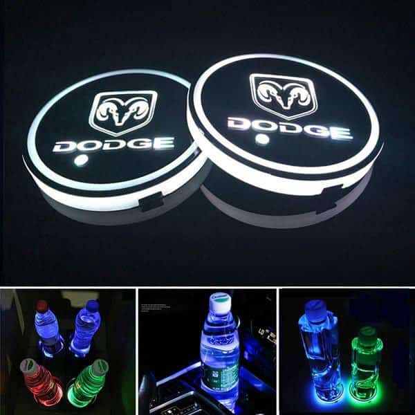 Porte-gobelet LED Dodge 7 couleurs USB éclairage intérieur capteurs - vue de face - Becquet Voiture
