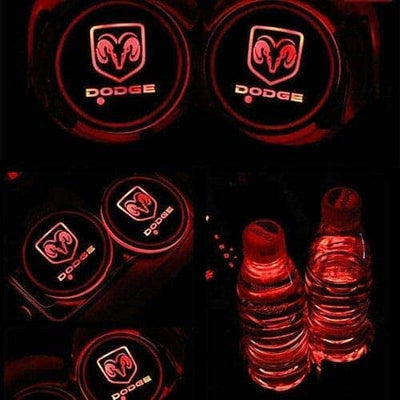 Porte-gobelet LED Dodge 7 couleurs USB éclairage intérieur capteurs - vue de trois-quarts - Becquet Voiture