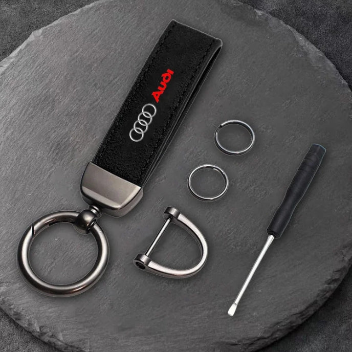 https://cdn.shopify.com/s/files/1/0727/0635/9572/files/porte_cle_AUDI_2.jpg?v=1750628634