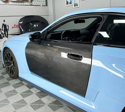 Portes Sèches Carbone BMW M2 G87 8,25kg - détail du montage - Becquet Voiture