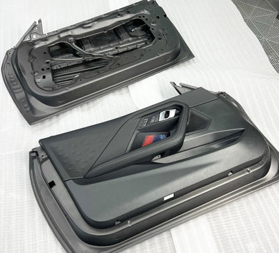 Portes Sèches Carbone BMW M2 G87 8,25kg - vue de trois-quarts - Becquet Voiture