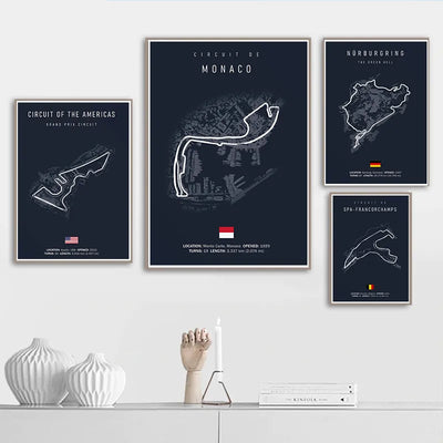 Poster toile circuits F1 fond noir Monaco Spa Le Mans - vue de trois-quarts - Becquet Voiture