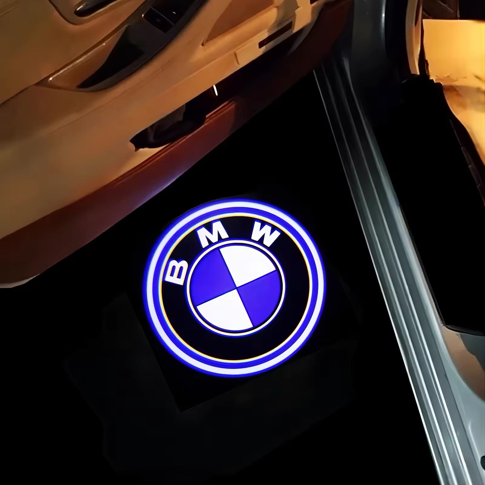 Projecteur logo porte voiture BMW bleu - vue de face - Becquet Voiture