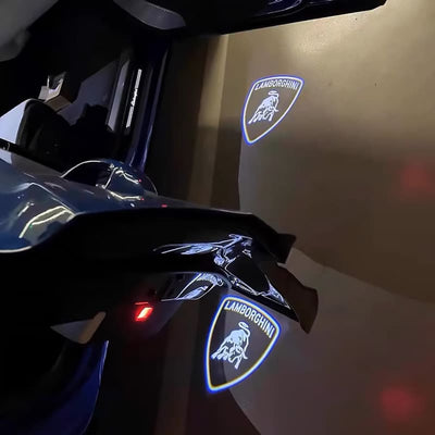 Projection Logo Lamborghini LED Portière Kit 2 - vue de trois-quarts - Becquet Voiture