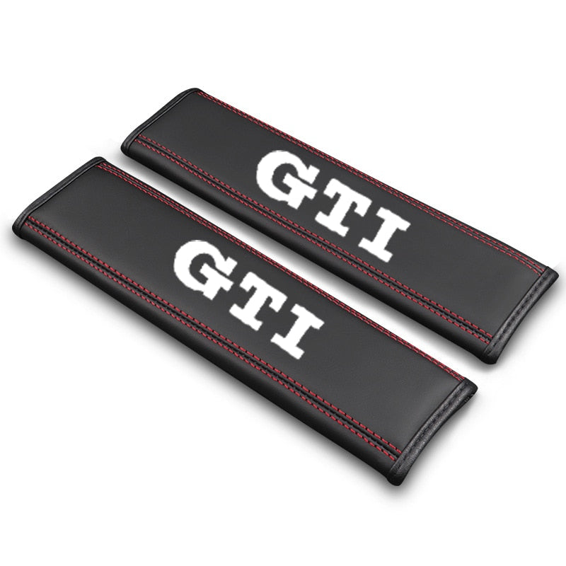 Protège Ceinture GTI Noir Rouge Logo Sport 2 Pièces - vue de face - Becquet Voiture