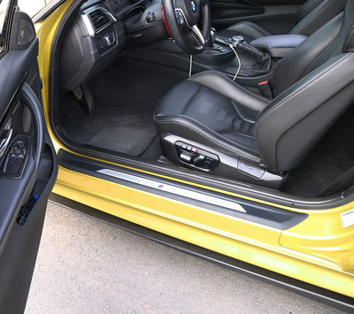 Seuil de Porte Fibre Carbone BMW F32 F82 F83 - vue de trois-quarts - Becquet Voiture
