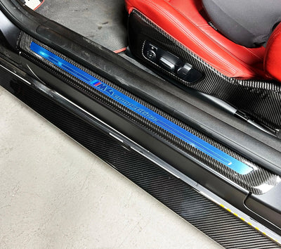 Seuil de Porte Fibre Carbone BMW G22 G82 G87 - vue de trois-quarts - Becquet Voiture