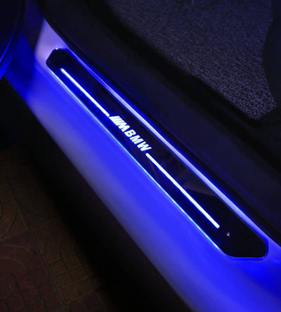 Seuils de porte LED BMW 7 couleurs changeantes pour voitures - vue de face - Becquet Voiture