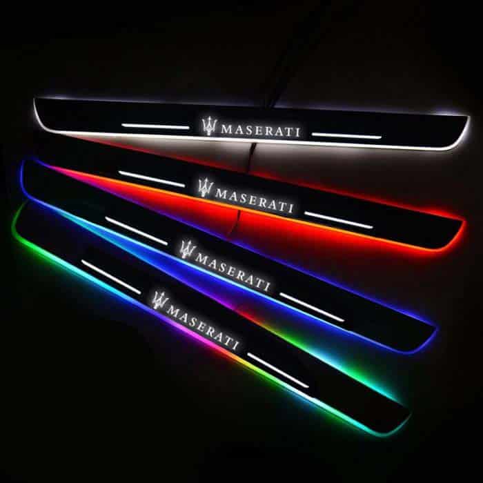 Seuils de porte LED Maserati lumineux multicolore aimantés personnalisables - vue de face - Becquet Voiture