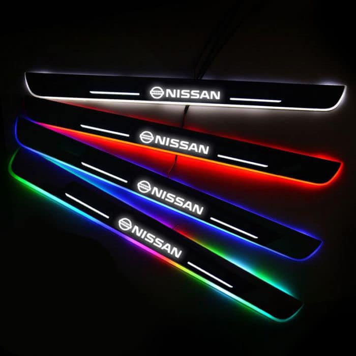Seuils de porte LED Nissan 7 couleurs aimantés étanches IP67 - vue de face - Becquet Voiture