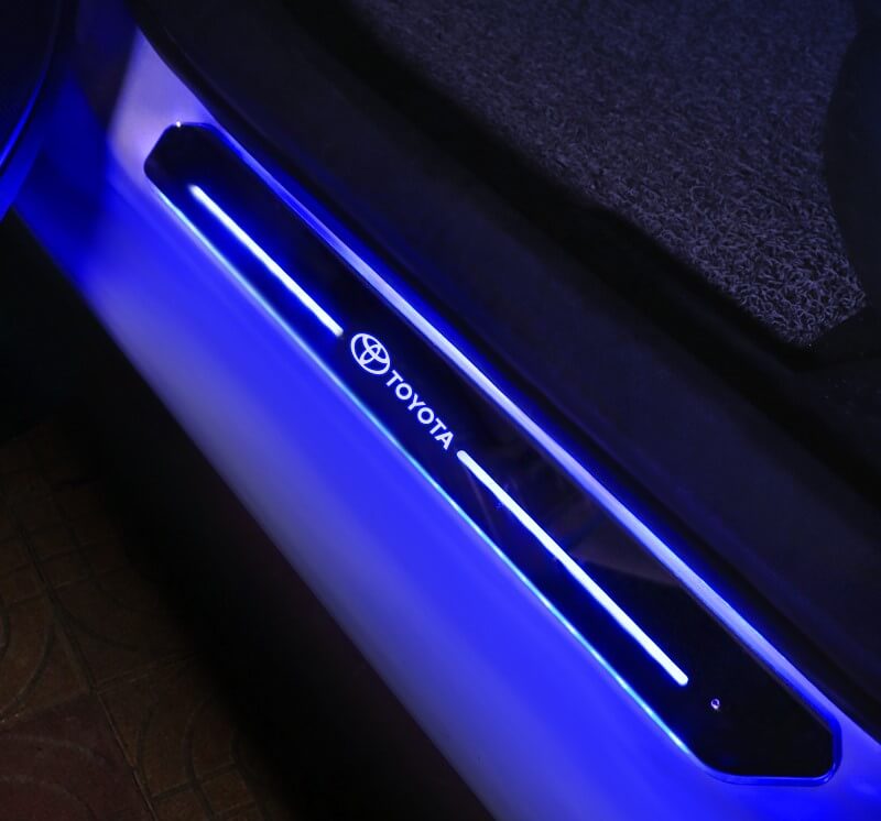 Seuils de Porte LED Toyota 7 Couleurs Aimantés Personnalisables - vue arrière - Becquet Voiture