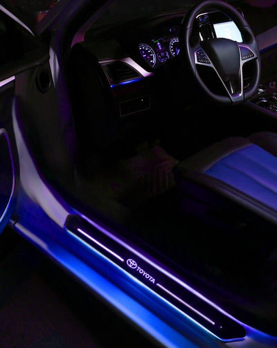 Seuils de Porte LED Toyota 7 Couleurs Aimantés Personnalisables - vue de profil - Becquet Voiture
