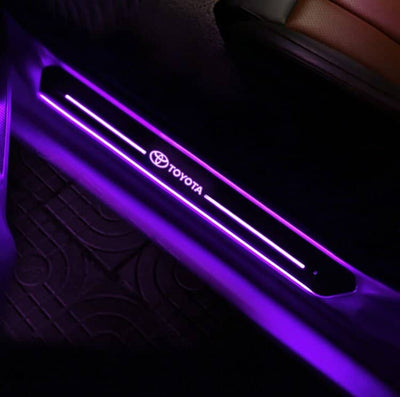 Seuils de Porte LED Toyota 7 Couleurs Aimantés Personnalisables - vue de trois-quarts - Becquet Voiture