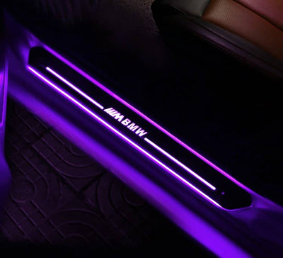Seuils de porte lumineux BMW LED, 7 couleurs changeantes magnétiques - vue de trois-quarts - Becquet Voiture