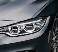Sourcils Fibre Carbone Humide BMW F80 F82 F83 - vue de trois-quarts - Becquet Voiture
