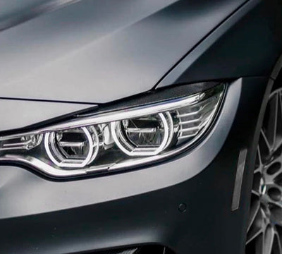 Sourcils Fibre Carbone Humide BMW F80 F82 F83 - vue de trois-quarts - Becquet Voiture