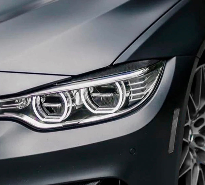 Sourcils Fibre Carbone Humide BMW F80 F82 F83 - vue de trois-quarts - Becquet Voiture