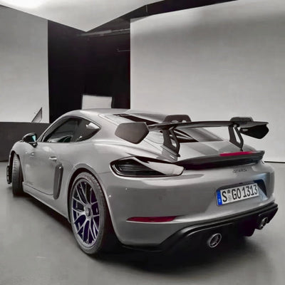 Spoiler Aileron Porsche 718 Cayman GT4 RS Carbone - vue de trois-quarts - Becquet Voiture