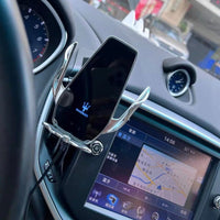 Handyhalterung mit kabellosem Ladegerät Maserati 15W - Dreiviertelansicht - Becquet Voiture