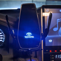Support Téléphone Chargeur Sans Fil Toyota 15W Qi - vue de trois-quarts - Becquet Voiture