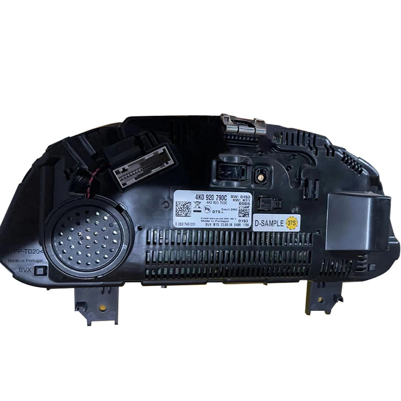 Audi Q8 MIB2 Digital Dashboard - three-quarter view - Becquet Voiture