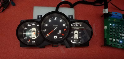 Tableau de Bord Numérique Porsche Macan Boxster 718 - vue de profil - Becquet Voiture