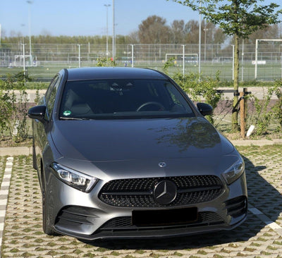 https://cdn.shopify.com/s/files/1/0728/3172/9988/files/tous-les-modeles-mercedes-benz-embleme-de-calandre-logo-a-l-etoile-mercedes-benz-noir-brillant-29035692228747.jpg?v=1697713921