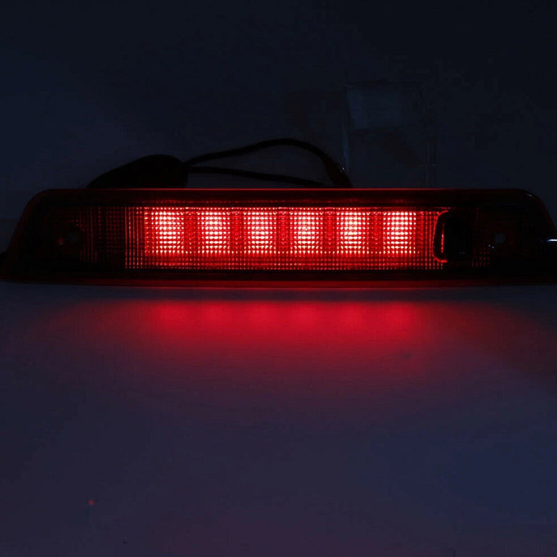 Troisième Feu Stop LED Jeep Grand Cherokee 2005-2010 55157397AD - détail du montage - Becquet Voiture