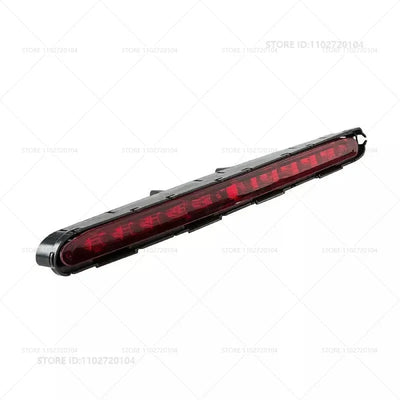 Troisième Feu Stop Mercedes Classe E W211 OEM 2118201556 - détail du montage - Becquet Voiture