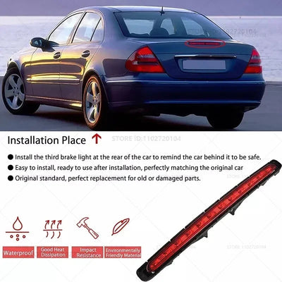 Troisième Feu Stop Mercedes Classe E W211 OEM 2118201556 - vue de trois-quarts - Becquet Voiture