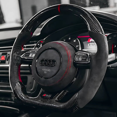 Volant Audi B8 Carbone Cuir Alcantara Surpiqûres - vue de trois-quarts - Becquet Voiture