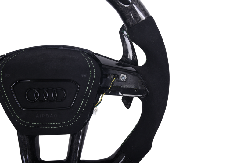 Volant Audi Q3 Q8 RS4 RS5 RS6 2016-2024 Carbone Alcantara - packshot studio - Becquet Voiture