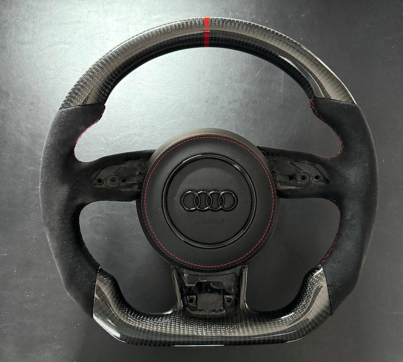 Volant Audi Sport Carbone Alcantara Coutures Rouges - vue de face - Becquet Voiture