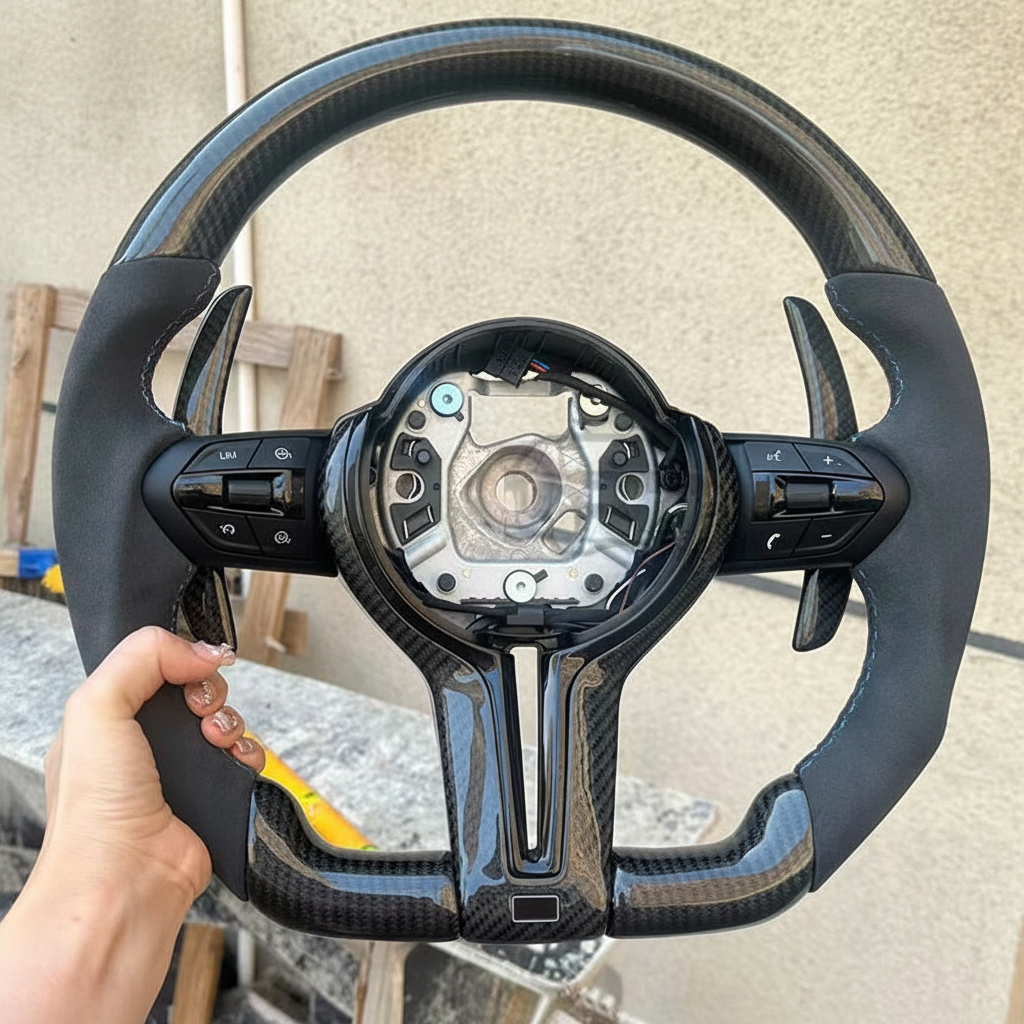 Volant Carbone BMW F10 F30 F20 F32 M Performance - vue de face - Becquet Voiture