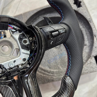 Volant Carbone BMW F30 F10 F20 F32 M Performance - installé sur véhicule - Becquet Voiture
