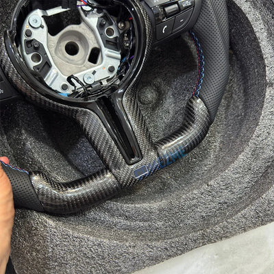 Volant Carbone BMW F30 F10 F20 F32 M Performance - packshot studio - Becquet Voiture