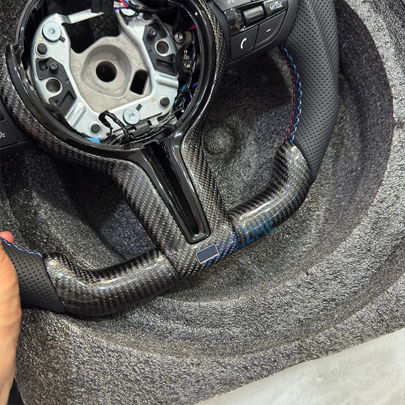 Volant Carbone BMW F30 F10 F20 F32 M Performance - packshot studio - Becquet Voiture