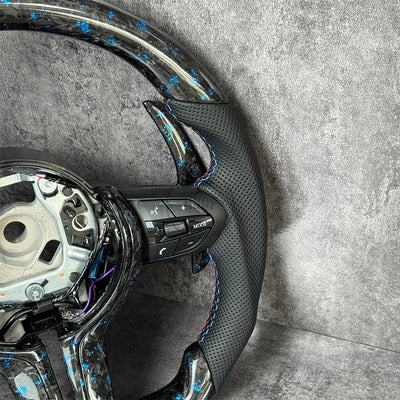 Volant Carbone Forgé Bleu BMW F30 F10 F20 E90 - vue de trois-quarts - Becquet Voiture
