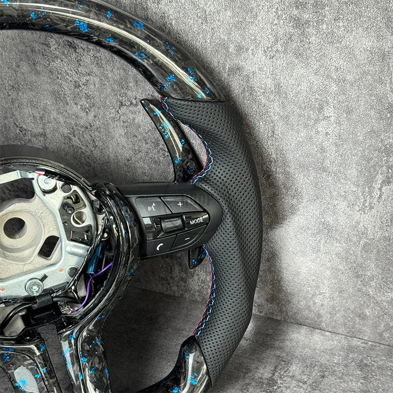 Volant Carbone Forgé Bleu BMW F30 F10 F20 E90 - vue de trois-quarts - Becquet Voiture