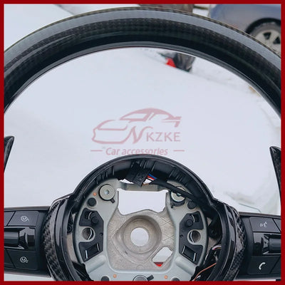 Volant Fibre de Carbone Logo M BMW F30 F10 F20 E90 - vue de trois-quarts - Becquet Voiture
