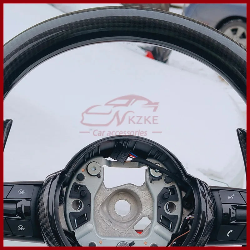 Volant Fibre de Carbone Logo M BMW F30 F10 F20 E90 - vue de trois-quarts - Becquet Voiture