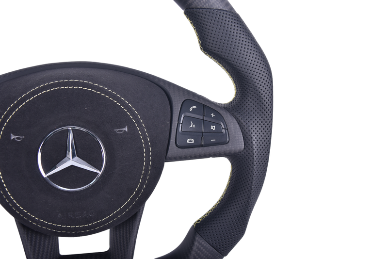 Volant Mercedes AMG Edition 1 Carbone Cuir - détail du montage - Becquet Voiture