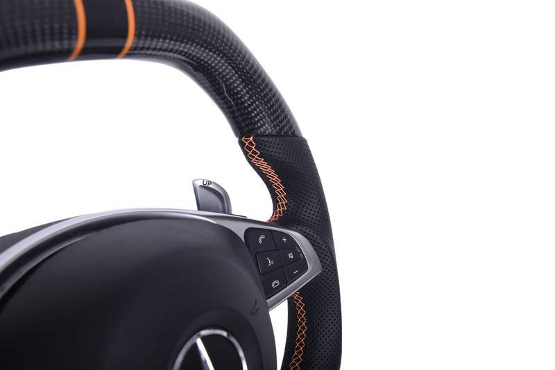 Volant Mercedes AMG Edition 1 Fibre Carbone - détail du montage - Becquet Voiture