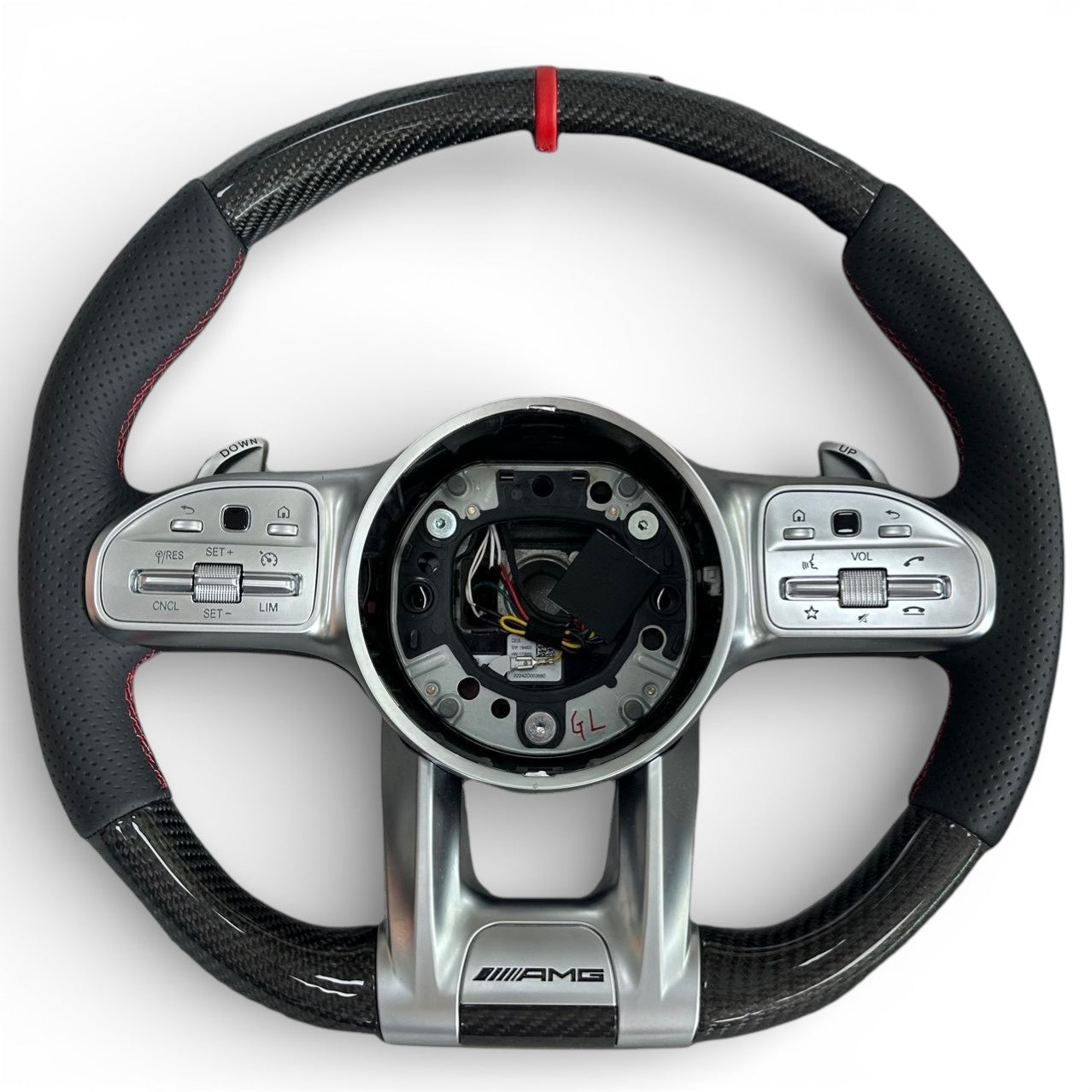 Volant Performance carbone cuir Mercedes Classe E W213 sport 2016-2023 - détail du montage 3 - Becquet Voiture