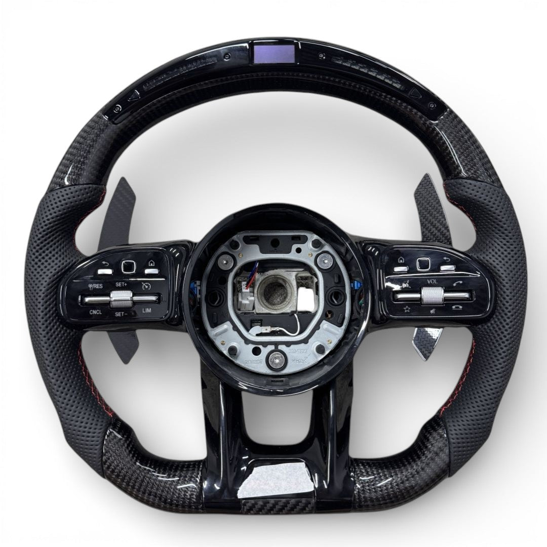Volant Performance carbone cuir Mercedes Classe E W213 sport 2016-2023 - détail du montage - Becquet Voiture