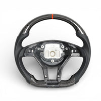 Carbon-Sportlenkrad Mercedes A-Klasse W176 AMG-Paket 2012–2018 - am Fahrzeug montiert - Becquet Voiture