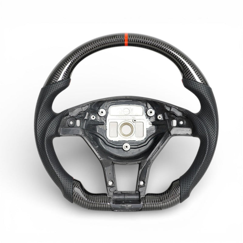Carbon-Sportlenkrad Mercedes A-Klasse W176 AMG-Paket 2012–2018 - am Fahrzeug montiert - Becquet Voiture