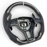 Carbon-Sportlenkrad Mercedes A-Klasse W176 AMG-Paket 2012–2018 - Vorderansicht - Becquet Voiture