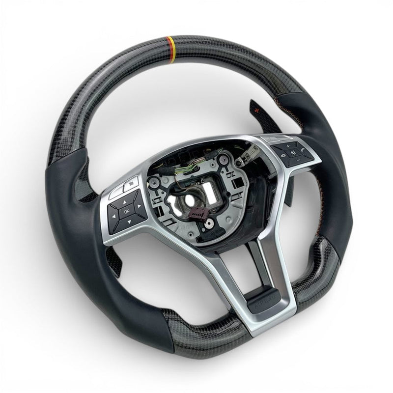 Carbon-Sportlenkrad Mercedes A-Klasse W176 AMG-Paket 2012–2018 - Nahansicht - Becquet Voiture
